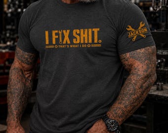 Gepersonaliseerd T-shirt met opdruk op de mouw: "I Fix That's What I Do", T-shirt voor mannen, garagevader, grappig cadeau voor hem, T-shirt voor echtgenoot, monteur of klusjesman.
