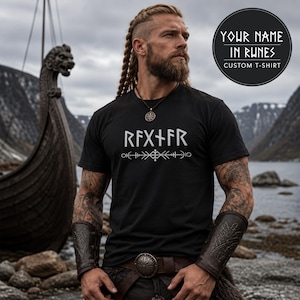Può includere: Una t-shirt nera con testo runico bianco e un simbolo geometrico stampato sul petto. La maglietta include un grafico circolare nell'angolo in alto a destra con il testo "YOUR NAME IN RUNES" e "CUSTOM T-SHIRT" in un carattere stilizzato.