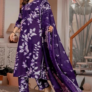Pu&ograve; includere: Un completo a tre pezzi viola scuro composto da una tunica a maniche lunghe, pantaloni abbinati e una sciarpa trasparente. Il set &egrave; decorato con un motivo a foglie bianche. La tunica presenta uno scollo a V con un sottile ricamo sul colletto.