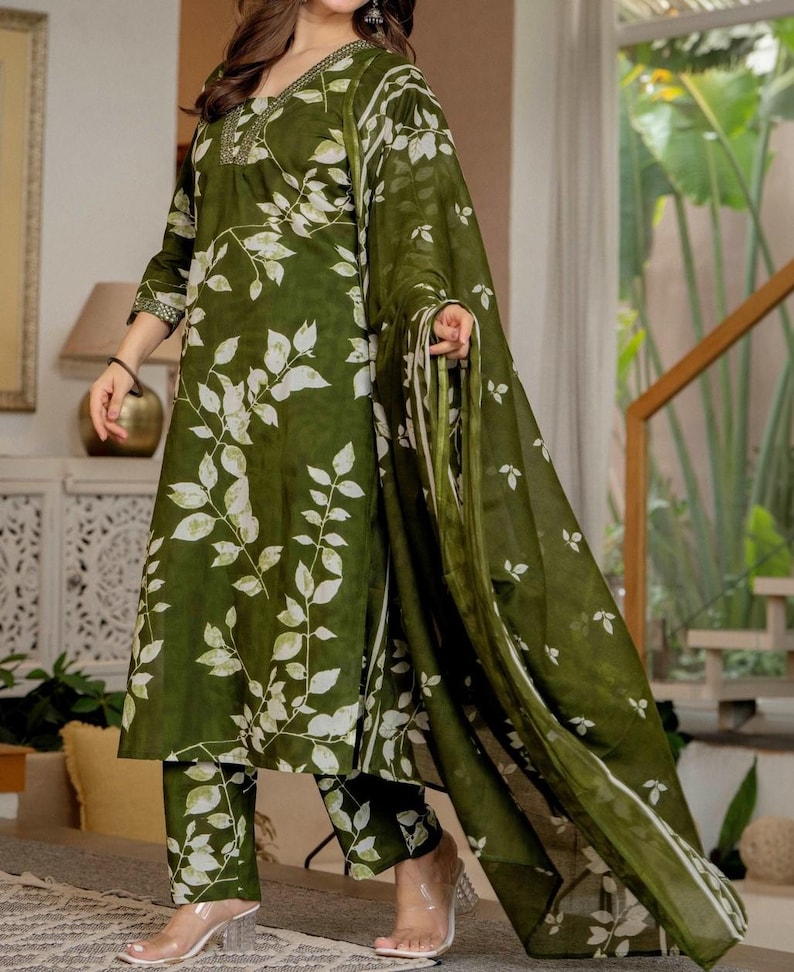 Pu&ograve; includere: Un completo a tre pezzi color verde oliva composto da una tunica a maniche lunghe, pantaloni abbinati e una sciarpa trasparente. Il set presenta un motivo a foglie bianche e ricami decorativi lungo lo scollo e i polsini delle maniche.