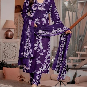Pu&ograve; includere: Un completo composto da tunica a maniche lunghe e pantaloni color viola scuro con un motivo a foglie bianche. La tunica presenta uno scollo a V decorato con un bordo metallico argentato. Una sciarpa coordinata con stampa a foglie &egrave; inclusa.