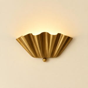 Applique murale artisanale en laiton en forme de coquillage, luminaire en forme d'éventail festonné, éclairage moderne du milieu du siècle