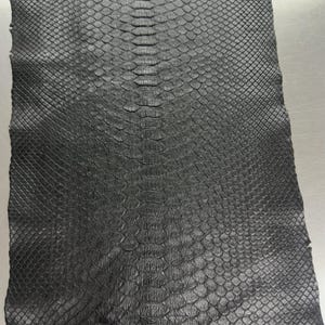 Piel de pitón reticulada auténtica / Piel negra con corte en el lomo / Acabado mate sin blanquear / Piel exótica para artesanía, bolsos y accesorios