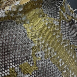 Prawdziwa skóra węża z siateczki z tyłu, cięta folią | Niebielona skóra węża ze złotą folią | Luksusowe projekty rękodzielnicze