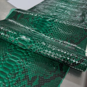 Piel de pitón reticulada auténtica / Piel verde brillante con corte en el lomo / Piel entera curtida sin blanquear / Piel exótica para artesanía y accesorios