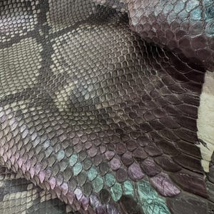 Echtes retikuliertes Pythonleder | Schimmerndes, foliertes Bauchleder | Gebleichtes Exotenleder | Luxusmaterial für Taschen und Accessoires