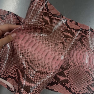 Echtes retikuliertes Pythonleder | Rosa glänzendes Rückenleder | Ungebleichtes, gegerbtes Leder | Exotisches Leder für Bastelarbeiten & Accessoires