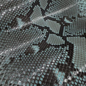 Echtes retikuliertes Pythonleder | Aquablaues Bauchleder | Ungebleichtes, gegerbtes Leder