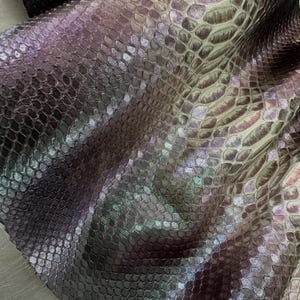Piel de pitón reticulada auténtica con corte en el lomo y acabado metalizado / Piel de serpiente negra iridiscente sin blanquear / Proyectos de artesanía de lujo