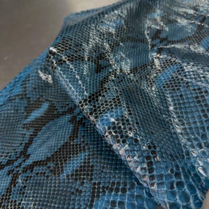 Couro de píton reticulado genuíno | Pele com corte de barriga azul | Couro curtido integral não branqueado