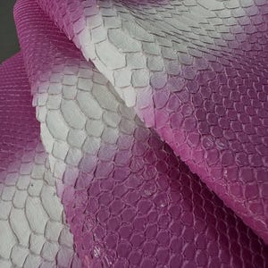 Echtes, netzartiges Pythonleder (Rückenschnitt) | Lila, matt gebleichtes Schlangenleder | Exotisches Leder für Geldbörsen, Taschen und luxuriöse Bastelprojekte