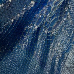 Echtes, netzartiges Pythonleder (Rückenschnitt) | Blau glänzend gebleichtes Schlangenleder | Exotisches Leder für Geldbörsen, Taschen und luxuriöse Bastelprojekte