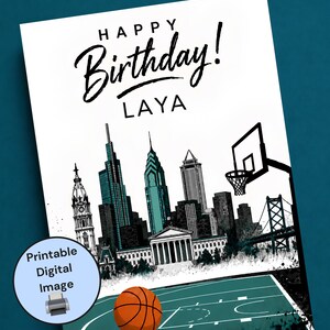 Può includere: Un biglietto d'auguri rettangolare con il testo "HAPPY Birthday! LAYA" sopra un'illustrazione in bianco e nero dello skyline di Philadelphia, un canestro da basket e un pallone su un campo verde. Un badge circolare riporta "Printable Digital Image".