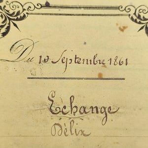 Op de afbeelding: Een vintage gebroken wit papieren document met een decoratieve zwarte inktkader en sierlijke hoekversieringen. De tekst luidt Du 10 Septembre 1861, Echange en Délix, geschreven in elegant cursief schrift met zichtbare ouderdomsvlekken.
