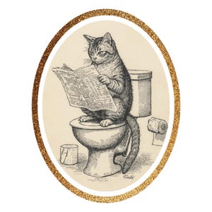 Peut inclure: Une impression ovale présentant une illustration à l'encre noire et blanche d'un chat tigré assis sur des toilettes en train de lire un journal. L'image est encadrée par une bordure dorée métallique texturée. Un rouleau de papier toilette est posé au sol.