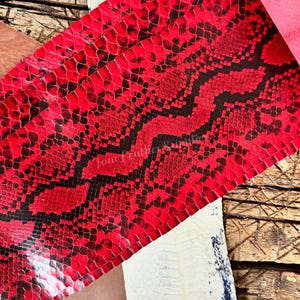 Vera pelle di pitone per la lavorazione artigianale, pelle esotica rosso cremisi ideale per calzolai