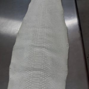 Cuir véritable de python blanc perle de Bornéo, dos découpé | Finition blanchie, cuir exotique tanné de qualité supérieure pour la maroquinerie de luxe