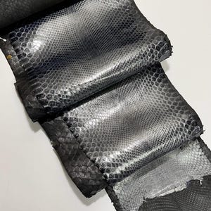 Echtes Schlangenleder für Kunsthandwerksbedarf, anthrazitfarbenes Reptilienleder, ideal für Boutiquen