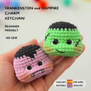 Peut inclure: Deux petites peluches au crochet, l'une vert clair avec des cheveux noirs et des points de suture, l'autre violet clair avec des cheveux noirs et des crocs. Texte : FRANKENSTEIN and VAMPIRE CHARM KEYCHAIN, BEGINNER FRIENDLY, NO-SEW, CROCHET PATTERN.