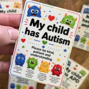 Puede incluir: Una tarjeta rectangular blanca con el texto My child has Autism y Please be kind, patient and understanding. La tarjeta incluye ilustraciones coloridas de monstruos azules, verdes, amarillos y rojos, junto con corazones y estrellas.