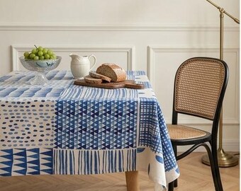 Tafelkleed van linnen en katoenmix met blauwe geometrische patchworkprint. Verkrijgbaar in verschillende maten voor gezellige eetmomenten.