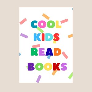 Peut inclure: Une impression rectangulaire blanche avec le texte COOL KIDS READ BOOKS en lettres capitales multicolores. Le fond est décoré de petites formes rectangulaires éparpillées dans diverses couleurs pastel, rappelant des vermicelles sur un fond blanc.