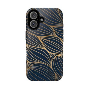 Può includere: Una custodia per smartphone blu navy scuro caratterizzata da un motivo ripetitivo di sottili linee curve color oro che si intersecano per formare forme organiche simili a petali su tutta la superficie. La custodia include un ritaglio per fotocamera doppia.