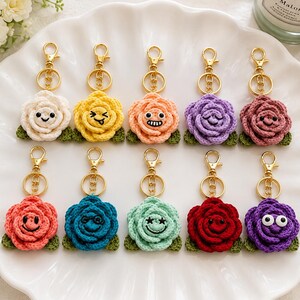 Patrón de llavero de ganchillo con forma de flor sonriente, adorno para bolso estilo amigurumi kawaii (descarga en PDF)