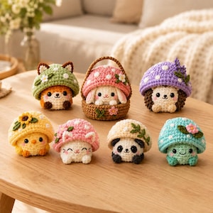 Puede incluir: Una colección de siete pequeñas figuras de animales tejidas a ganchillo, cada una con un sombrero en forma de seta decorado con flores. Las figuras incluyen un zorro, un conejo en una cesta, un erizo, un pollito, un gato, un panda y una rana.