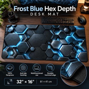 Peut inclure: Un tapis de bureau rectangulaire avec un motif géométrique noir et bleu d'hexagones imbriqués et un effet lumineux. Le tapis mesure 81 cm sur 41 cm et porte le texte Frost Blue Hex Depth Desk Mat.