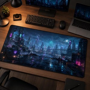Może przedstawiać: Prostokątna podkładka na biurko z cyfrową ilustracją futurystycznego miasta cyberpunkowego nocą. Scena przedstawia wysokie wieżowce, świecące fioletowe i niebieskie światła neonowe oraz ciemną, odbijającą światło powierzchnię podłoża.