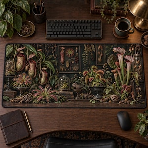 Peut inclure: Un tapis de bureau rectangulaire orné d'une illustration botanique sombre et détaillée de diverses plantes carnivores, dont des népenthès et des dionées, disposées dans des pots et sous des cloches en verre sur une surface en bois sombre.