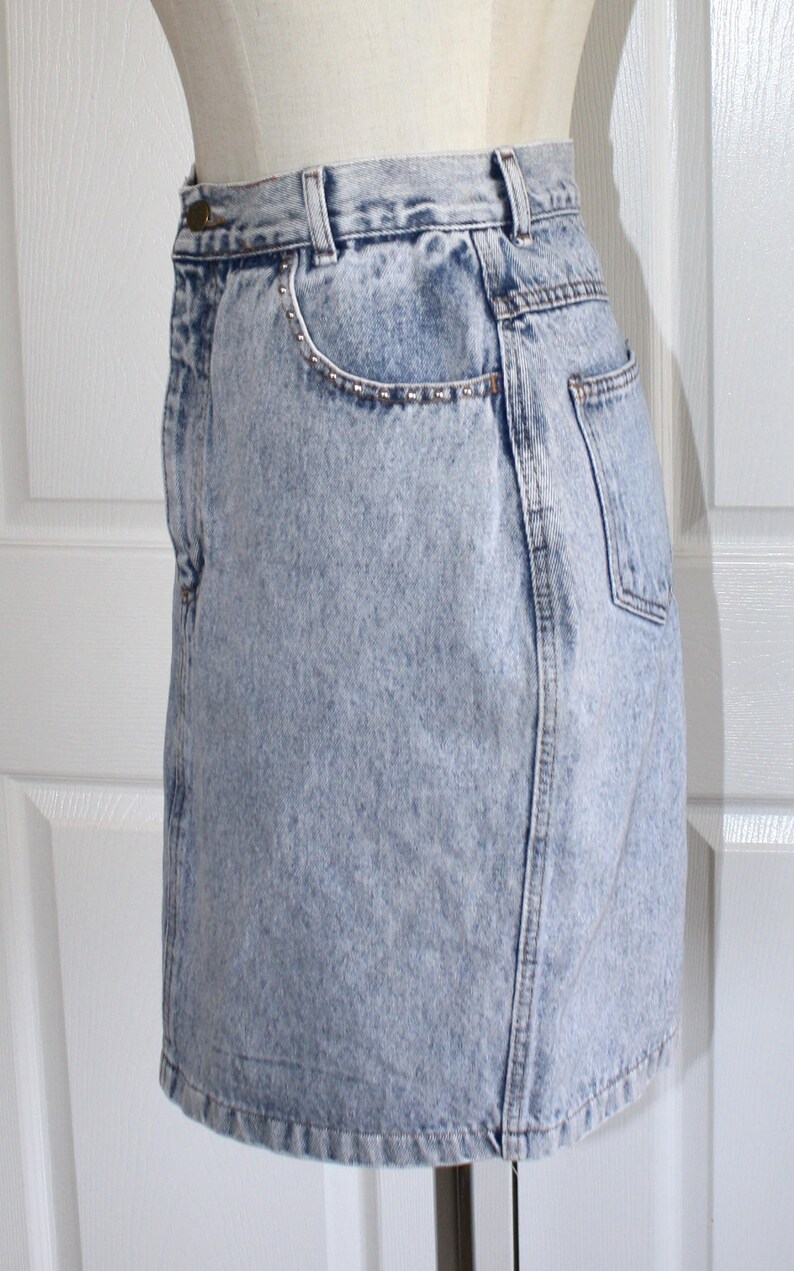 Studs on Pockets Vintage Acid Wash Blue Jean Skirt Size Small Sz 5 Sz 6 1980s 90s Curvy High Waistband Short Denim Skirt