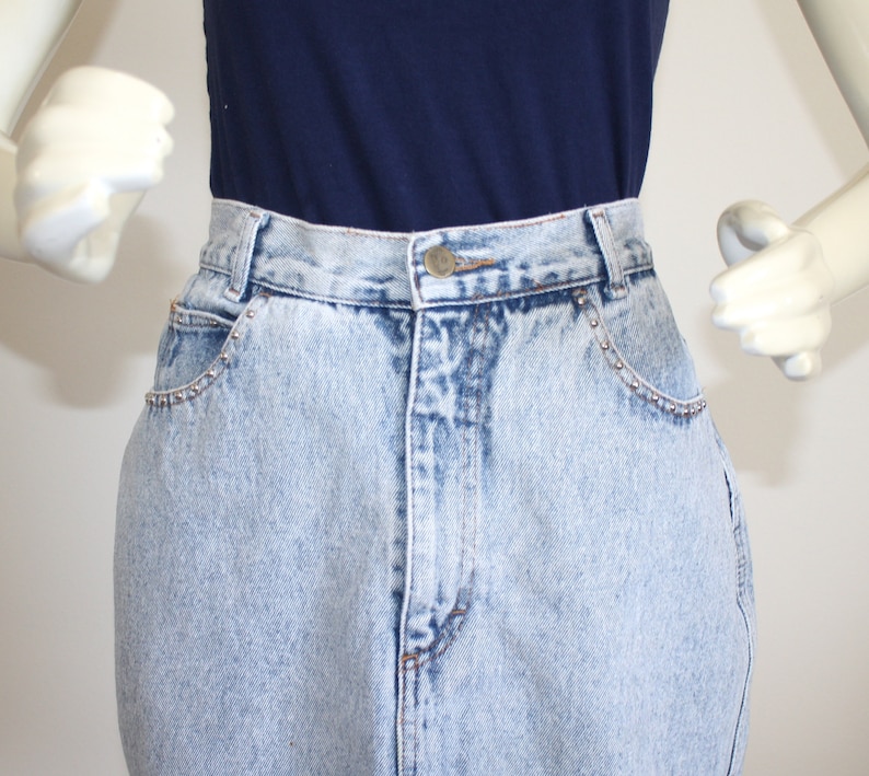 Studs on Pockets Vintage Acid Wash Blue Jean Skirt Size Small Sz 5 Sz 6 1980s 90s Curvy High Waistband Short Denim Skirt