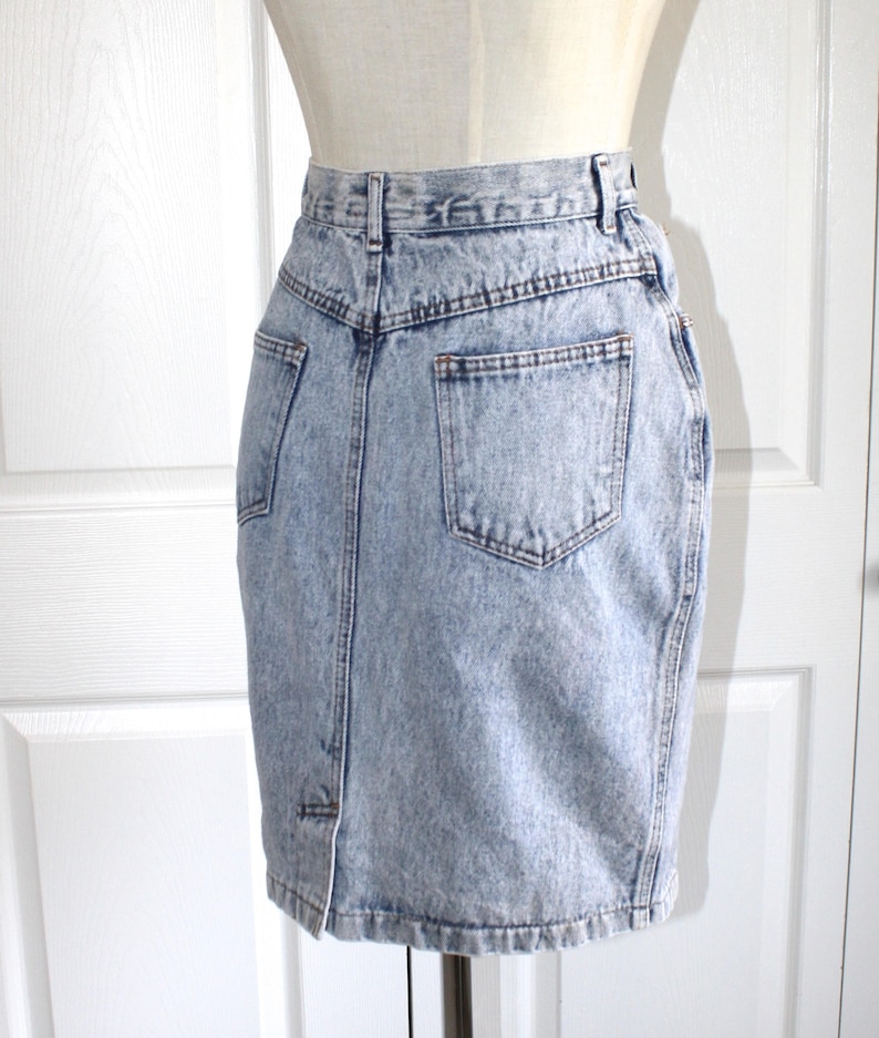 Studs on Pockets Vintage Acid Wash Blue Jean Skirt Size Small Sz 5 Sz 6 1980s 90s Curvy High Waistband Short Denim Skirt
