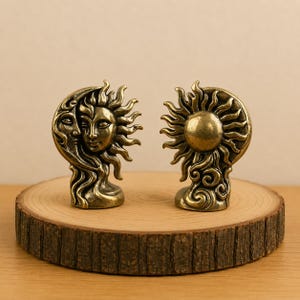 Minimässingsfigur av sol och måne – Himmelsk dekoration – Häxaltare – Sol och måne – Esoterisk dekor