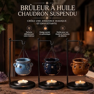 Peut inclure: Trois brûleurs à huile en céramique en forme de chaudrons, suspendus par des chaînes à des supports en métal noir. Les chaudrons sont bleu clair, bleu foncé et marron, avec des découpes en forme d'étoiles. Chaque support contient une bougie.