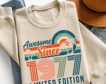 1977 Retro Birthday Sweatshirt – Vintage 50th Birthday Gift – Unisex T-Shirt for Men & Women – Classic 90s Style Party Anniversary Outfit