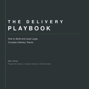 Könnte beinhalten: Ein dunkelgrauer Buchumschlag mit dem Titel THE DELIVERY PLAYBOOK in weißer Schrift. Der Untertitel lautet How to Build and Lead Large, Complex Delivery Teams. Der Autor ist Alan Jones, Programme Director | Complex Delivery & Transformation.
