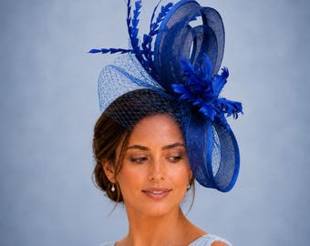 Cappello fascinator azzurro con piume, ideale per invitati a matrimoni, derby e tea party.
