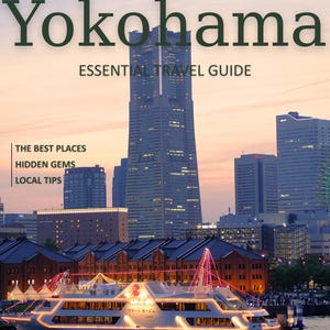 Könnte beinhalten: Ein Reiseführer-Cover mit dem Titel Yokohama Essential Travel Guide von Manuel Musco Travel. Das Bild zeigt die Skyline von Yokohama bei Sonnenuntergang mit einem beleuchteten Kreuzfahrtschiff im Vordergrund und dem Text The Best Places, Hidden Gems, Local Tips.