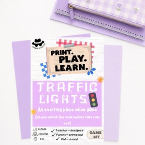 Peut inclure: Une carte de jeu éducative blanche intitulée PRINT. PLAY. LEARN. TRAFFIC LIGHTS. Un jeu de valeur de position passionnant. La carte présente une icône de feu de circulation, une icône de minuterie, le nombre de joueurs, l'âge et des coches.
