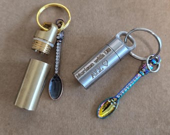 Personalisierter Schlüsselanhänger / Wasserdichte Pillendose und Löffelset für den Außenbereich / Mini-Löffe für Haustiere