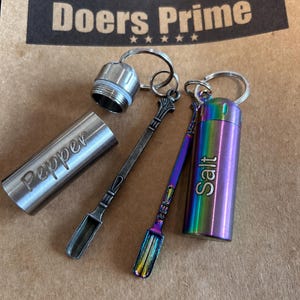 Gepersonaliseerde kruidenstrooier sleutelhanger, waterdichte metalen pillendoos met lepel, op maat gemaakte zout- en pepercontainer