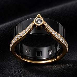Peut inclure: Une large bague noire dotée d'une superposition dorée en forme de V ornée de petites pierres transparentes. Une pierre transparente plus grande est sertie au sommet du V. L'intérieur de l'anneau présente une série de petites découpes carrées.