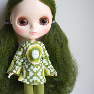 Bell sleeved retro green patterned mod style dress for Blythe Pullip Dal licca and similar dolls