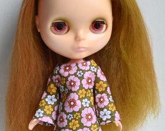 Bell sleeved retro patterned mod style dress for Blythe Pullip Dal licca and similar dolls