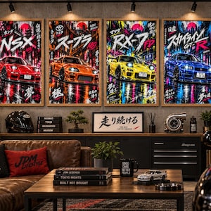 Op de afbeelding: Vier ingelijste wandposters met gestileerde Japanse sportwagens: een rode Honda NSX, een oranje Toyota Supra, een gele Mazda RX-7 en een blauwe Nissan Skyline GT-R, elk tegen een levendige, neonverlichte stedelijke achtergrond met Japanse tekst.