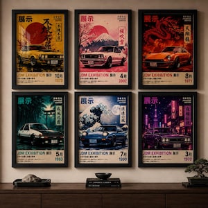 Puede incluir: Seis pósteres enmarcados dispuestos en dos filas sobre una pared, cada uno con un modelo de coche japonés diferente, arte de fondo vibrante que incluye el monte Fuji y olas, y texto que incluye JDM EXHIBITION y caracteres japoneses.