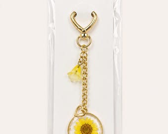 Pressed Daisy Charm Keychain